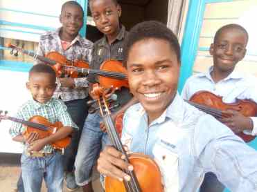 Eugene ja iloisia viuluoppilaita